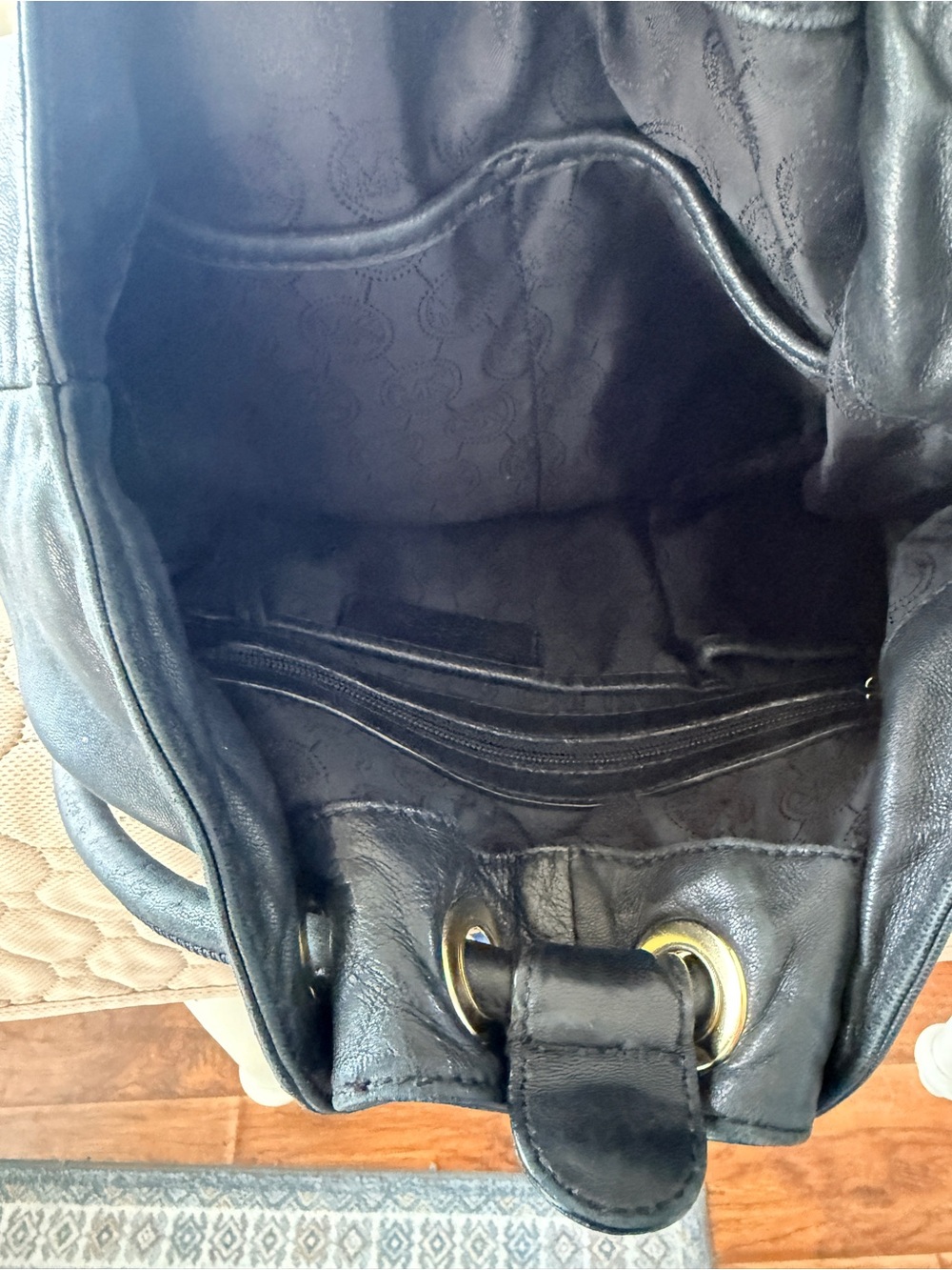 Michael Kors EUC Black
Frankie buttery soft Leather
Drawstring Shoulder Bag - Picture 9 of 13